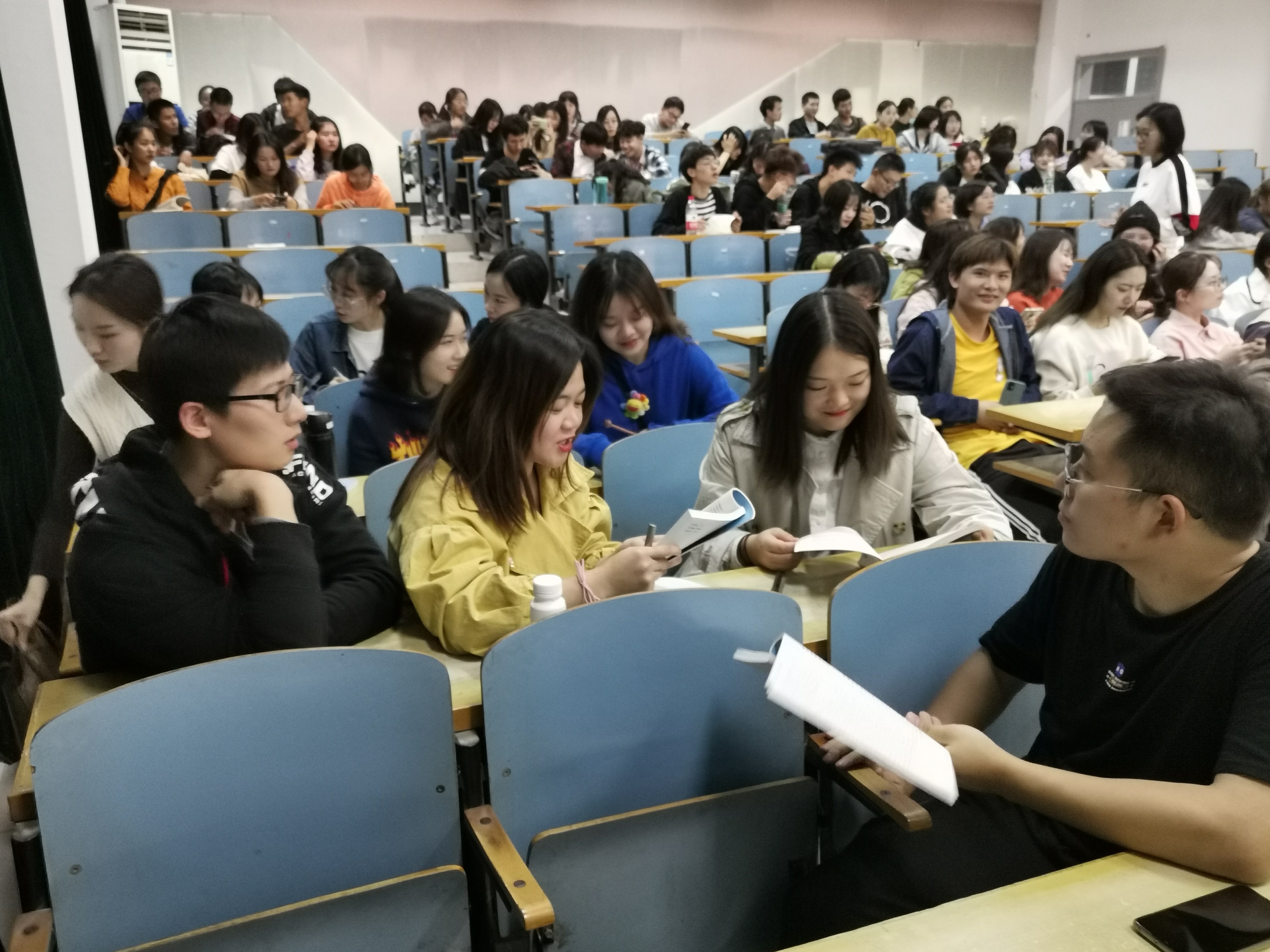 学生党员先进事迹报告会暨入党申请人分组讨论如期举行