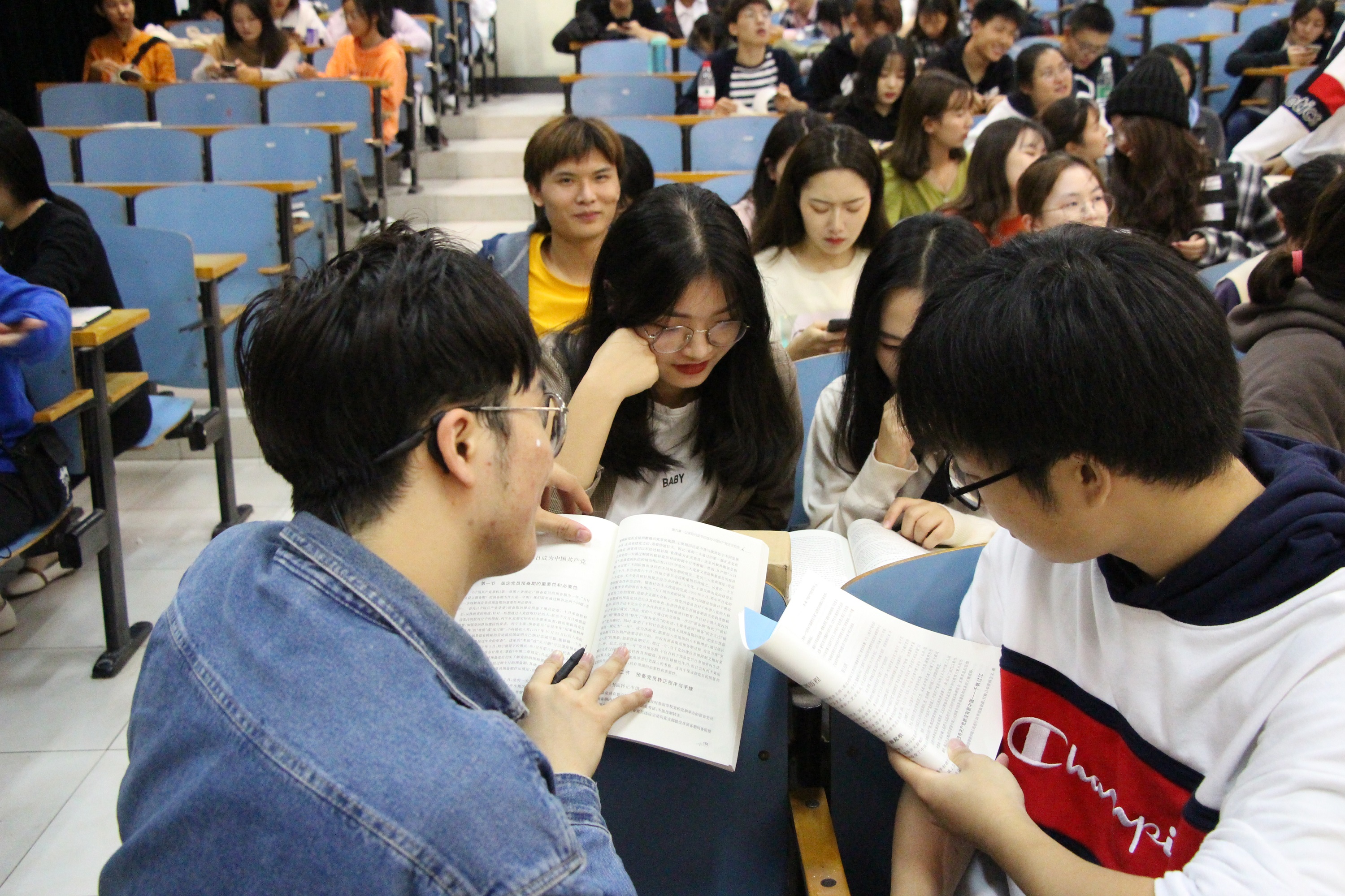 学生党员先进事迹报告会暨入党申请人分组讨论如期举行